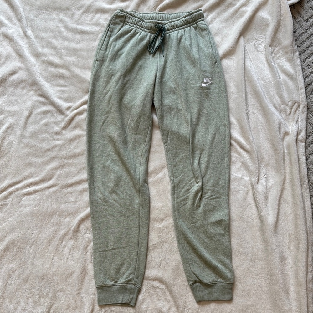 Nike Women’s Green Jogger Sweatpants with Elastic Cuffs-size XS